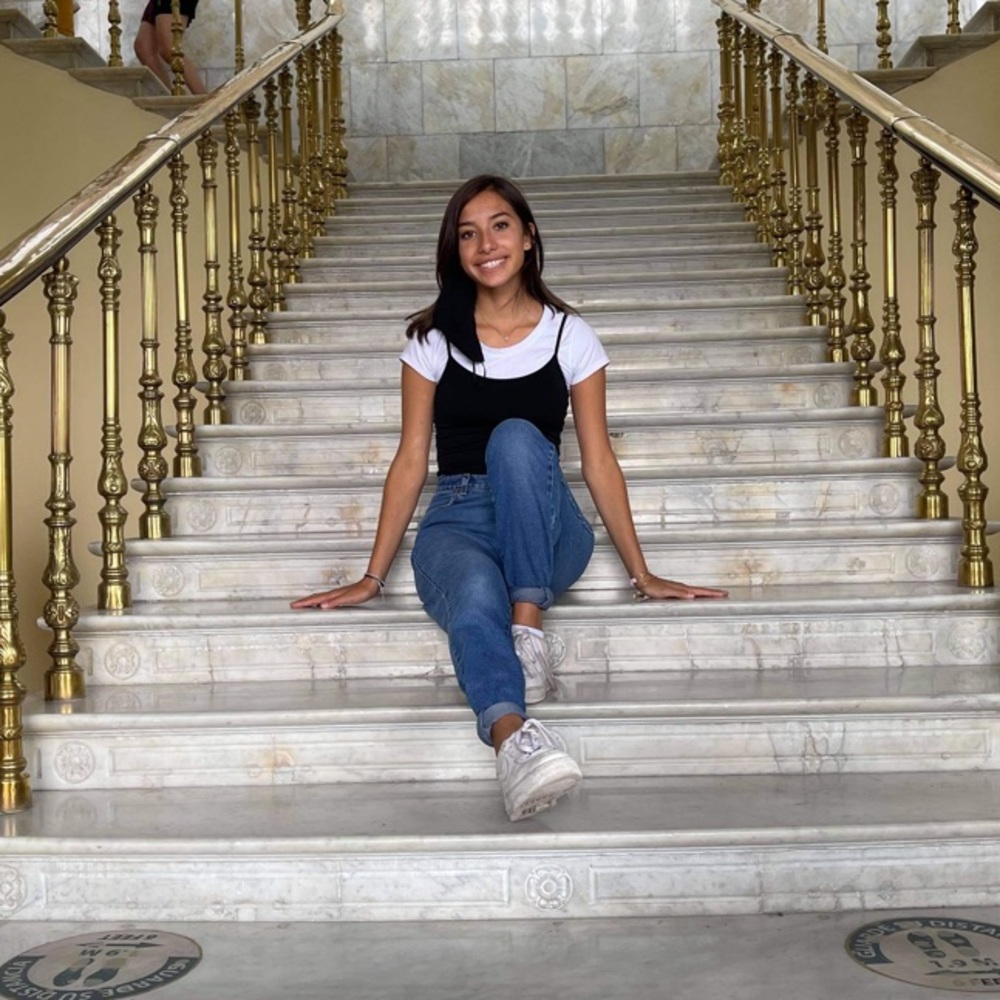 Meet your Posher, Yadhira